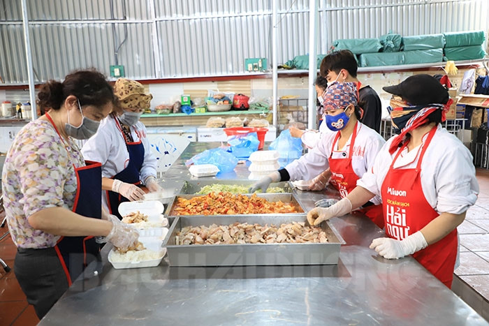 Chi Linh women: Providing thousands of meals per day